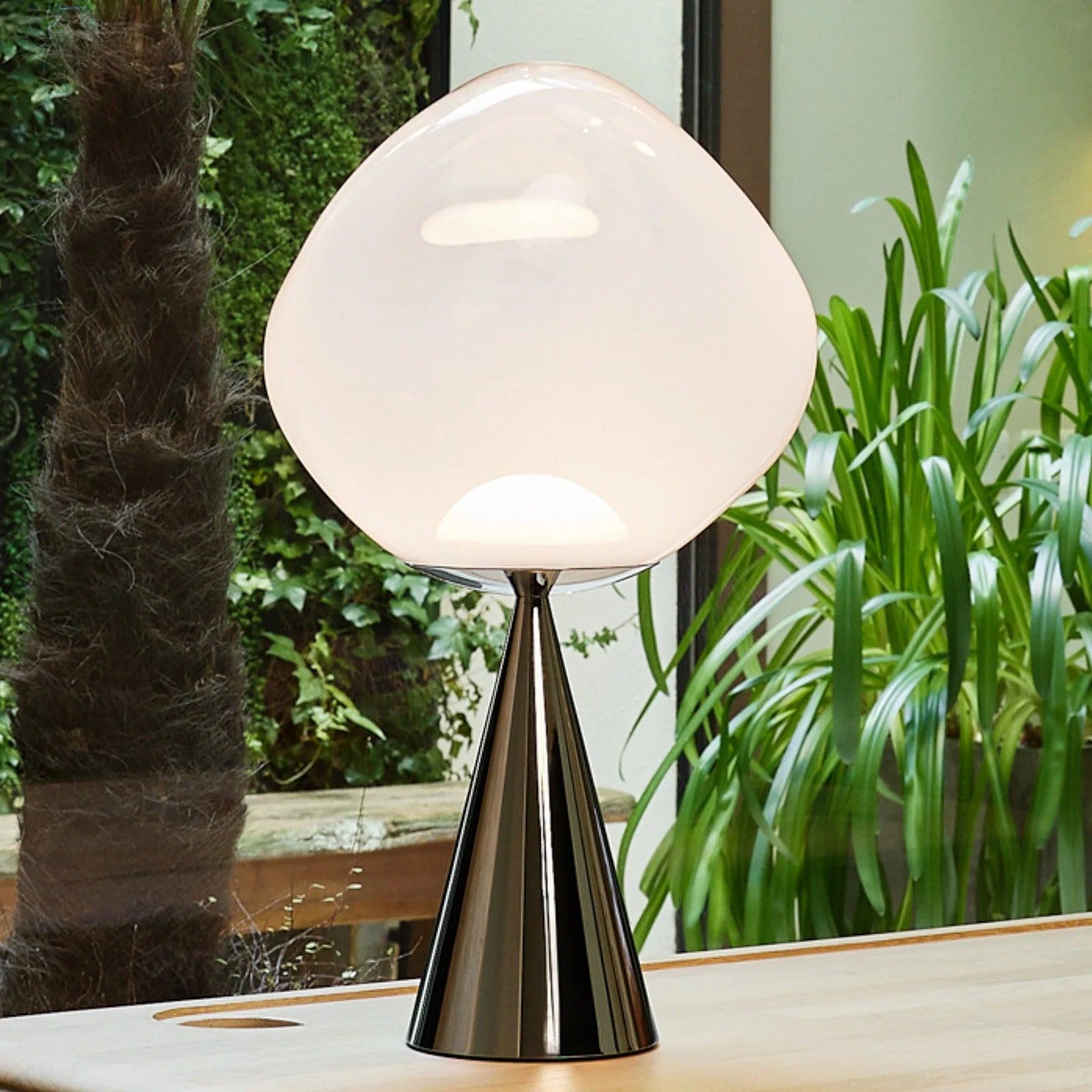 Modern Silver Cone Fat Opal Melt LED Table Lamp (13).webp__PID:08ba2eb7-f0f7-4b44-b4e2-68ee0a1e81ed